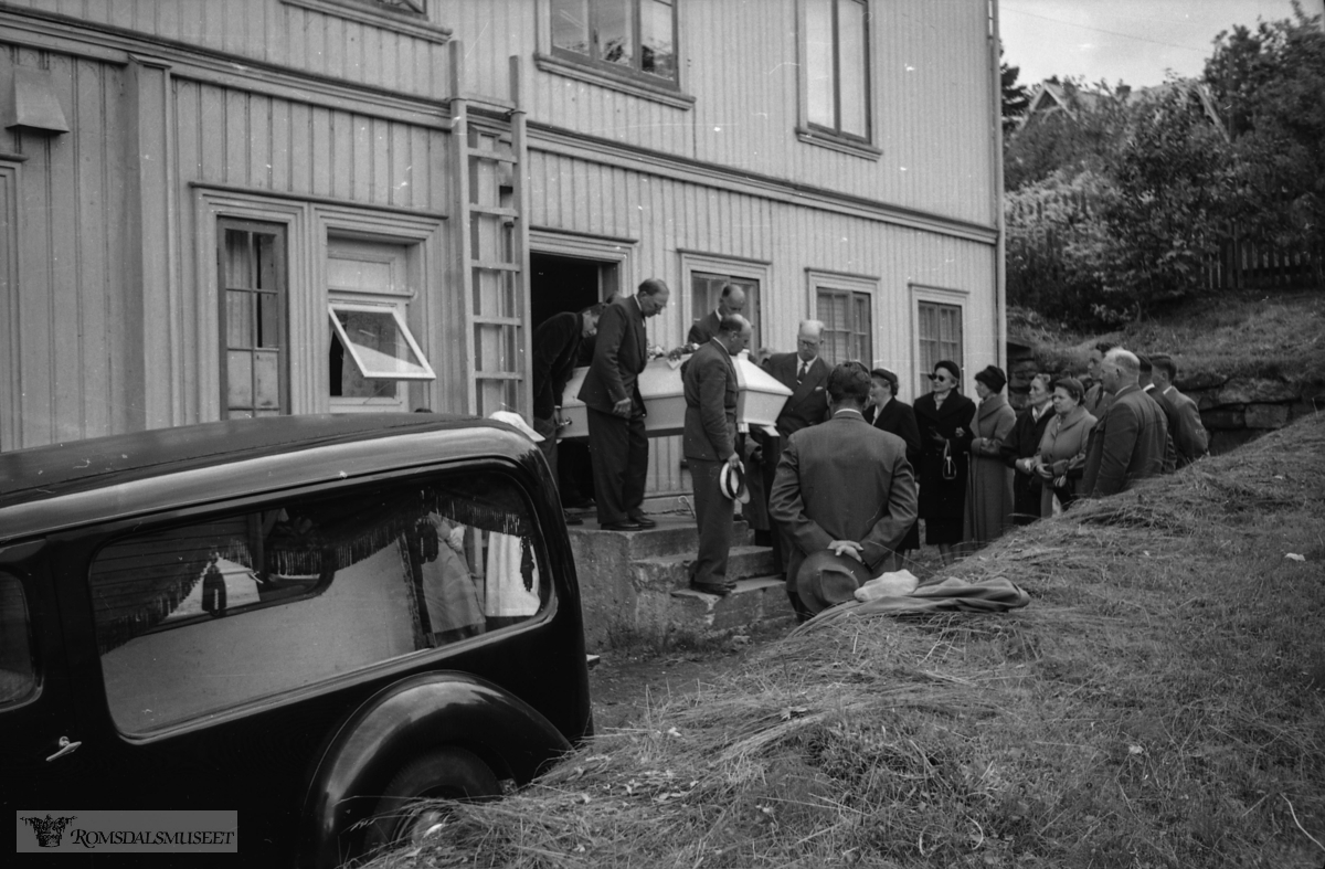 "1957. Bisetjing frk Aug??? .Molde sykehus..Begravelsesbilen er en Ford V8 1936 med registreringsnummer T-2167.