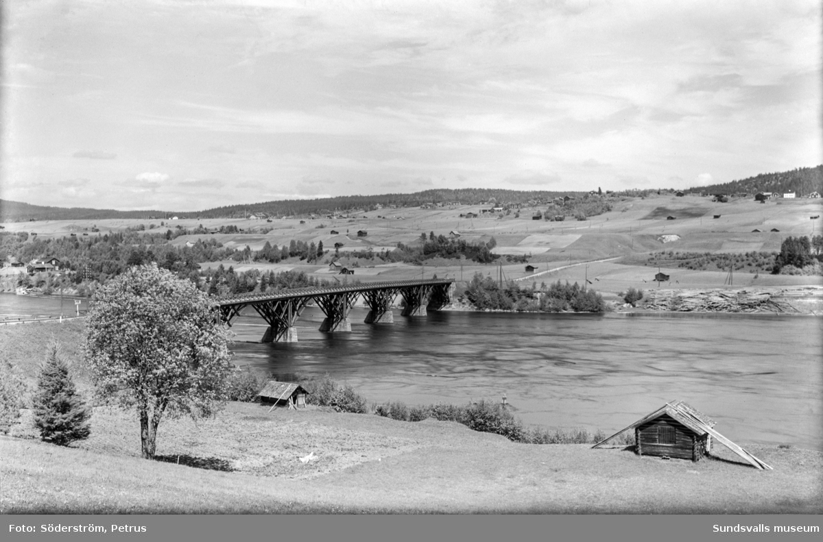 Första träbron vid Kävsta (byggd 1988-1889) och riven 1942.