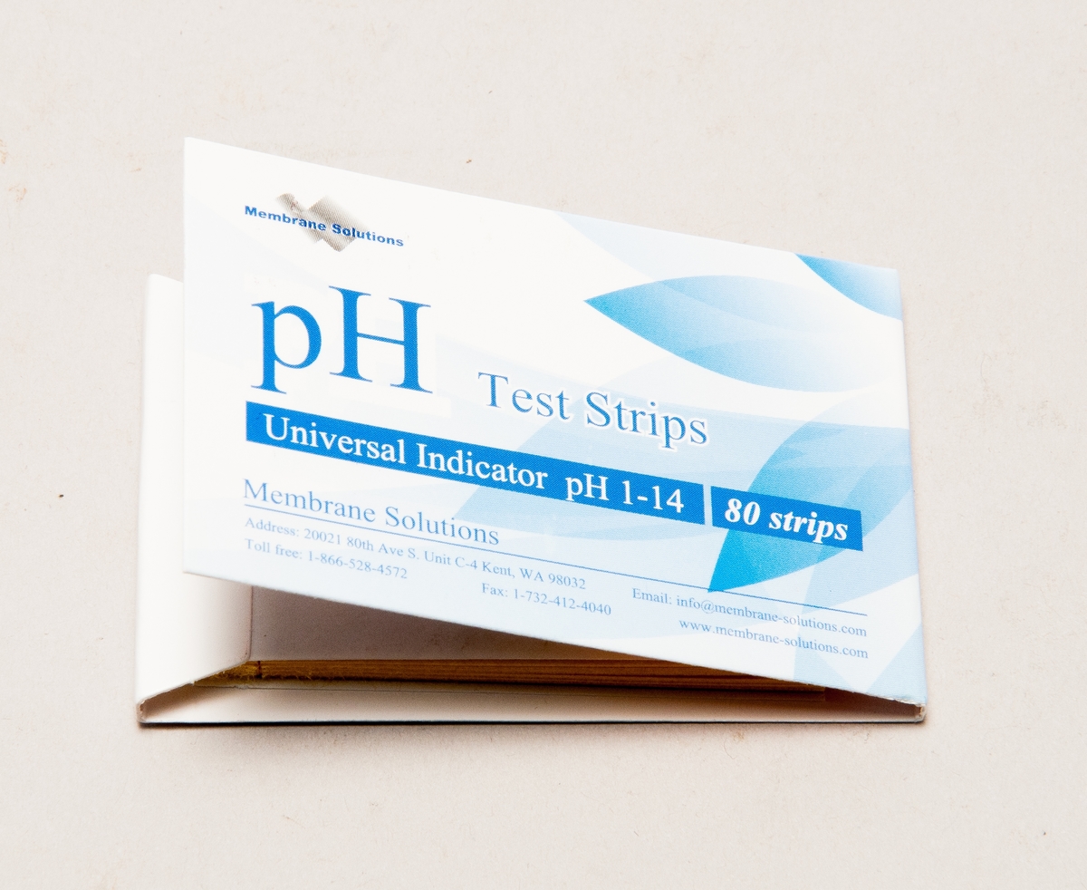 Testpapper för pH-mätning, förpackning med 80 st indikatorer pH 1-14. Tillverkare Membrane Solutions, Kent, WA. Förvaras kallt och mörkt.