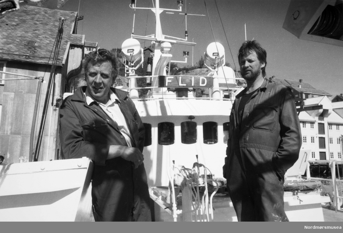 Per og Kolbjørn Aspaas ombord på fartøyet "Flid". Bildet er fra avisa Tidens Krav sitt arkiv i tidsrommet 1970-1994. Nå i Nordmøre museums fotosamling.