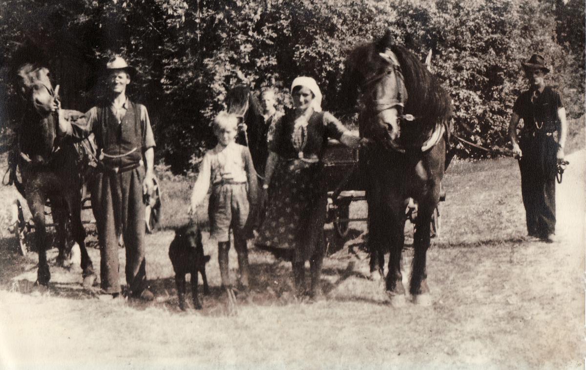 Aleksander and Lena Johansen with family and horse.