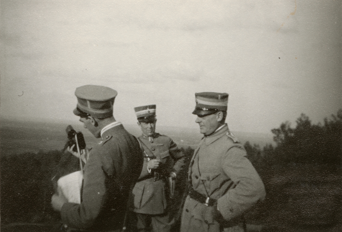 Text i fotoalbum: "Patrulltävling på Varvsberget, 1937. Lagercratz; Pl*; Gyllengahm".