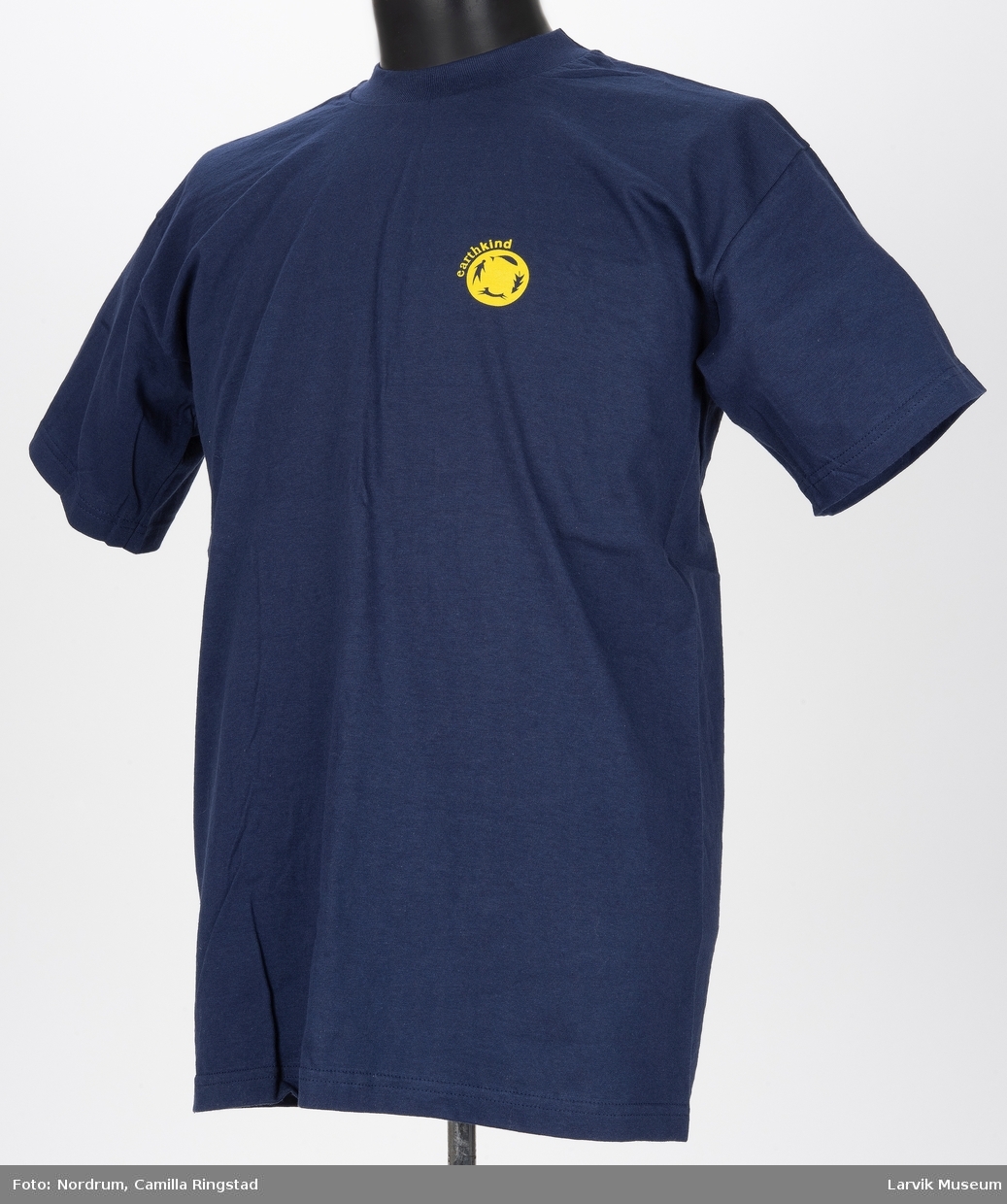 Blått t-skjorte med gult trykk på for- og baksiden. 