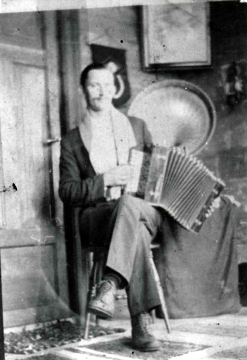 Eivind Simonsen fra Grunnfarnes spiller trekkspill. Torsken 1920-25
