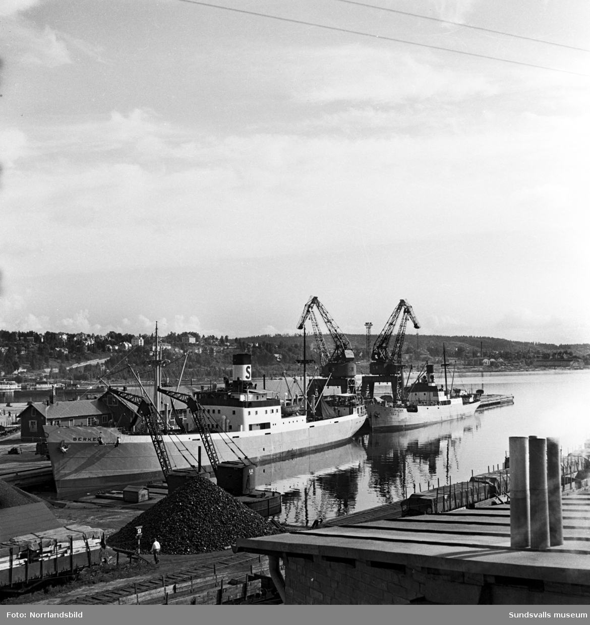 Underhållsarbete på fartyget Berkel i Sundsvalls hamn.