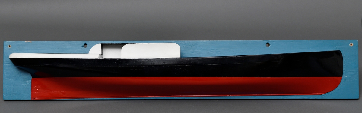 Halvmodell av skipet DS "Orkla" festet på en blåmalt bakplate. Gjennomgående skruehull for veggmontering. Modellen er laget av tre, og er malt i sort og rødt.