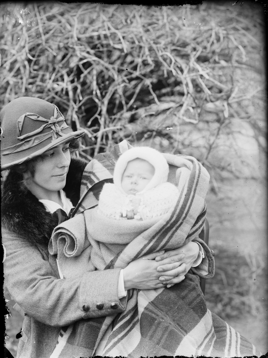 Kvinna med spädbarn, Alunda, Uppland