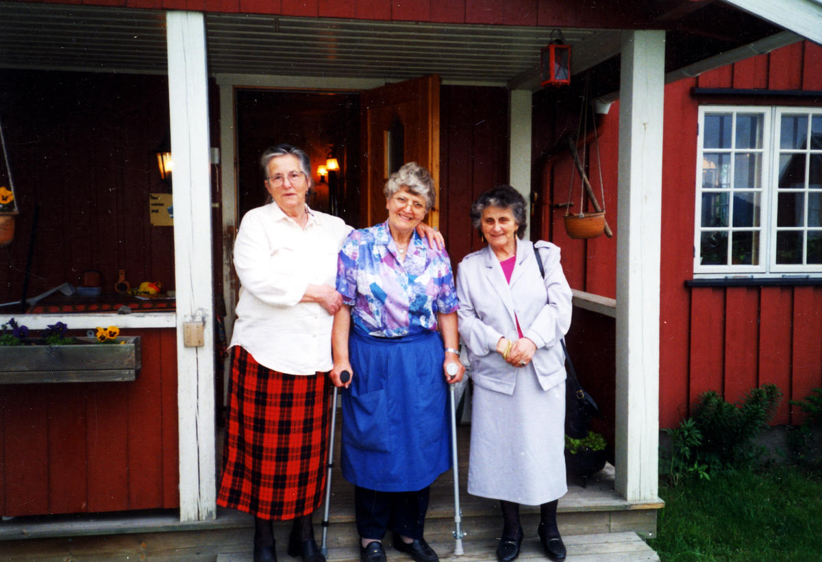 Goro mellom «unga» fra barndomsleken. F.v. Sofie Johansen, Goro Haug Thesen og Jenny Aleksandersen.