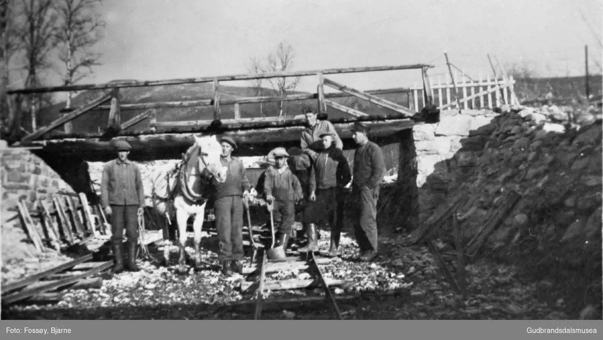 Seks menn i arbeid ved Mølmsåa, med hest. 
