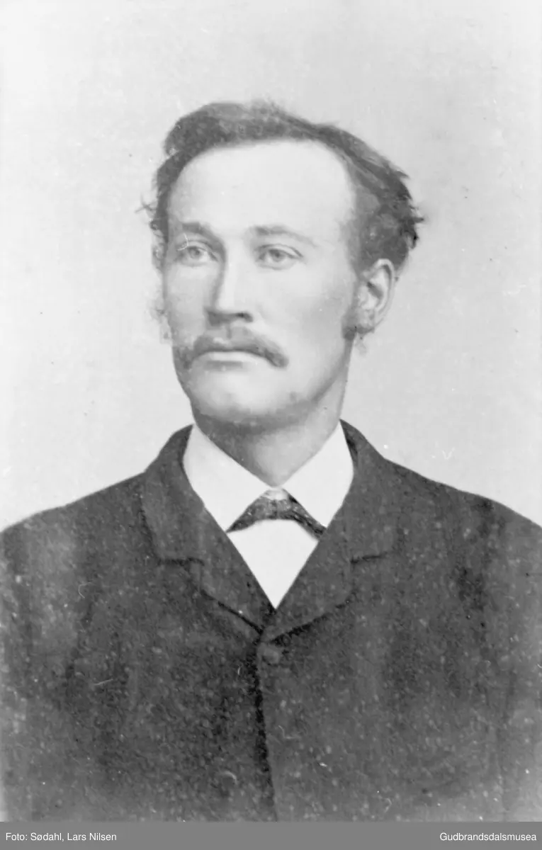 portrettbilde-mann-atelierfotografi-gudbrandsdalsmusea-as
