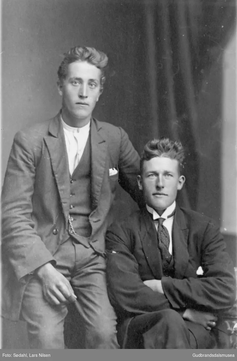 Portrett, to menn, bilde av Aksel Olsen og Karl L. Lotten.

