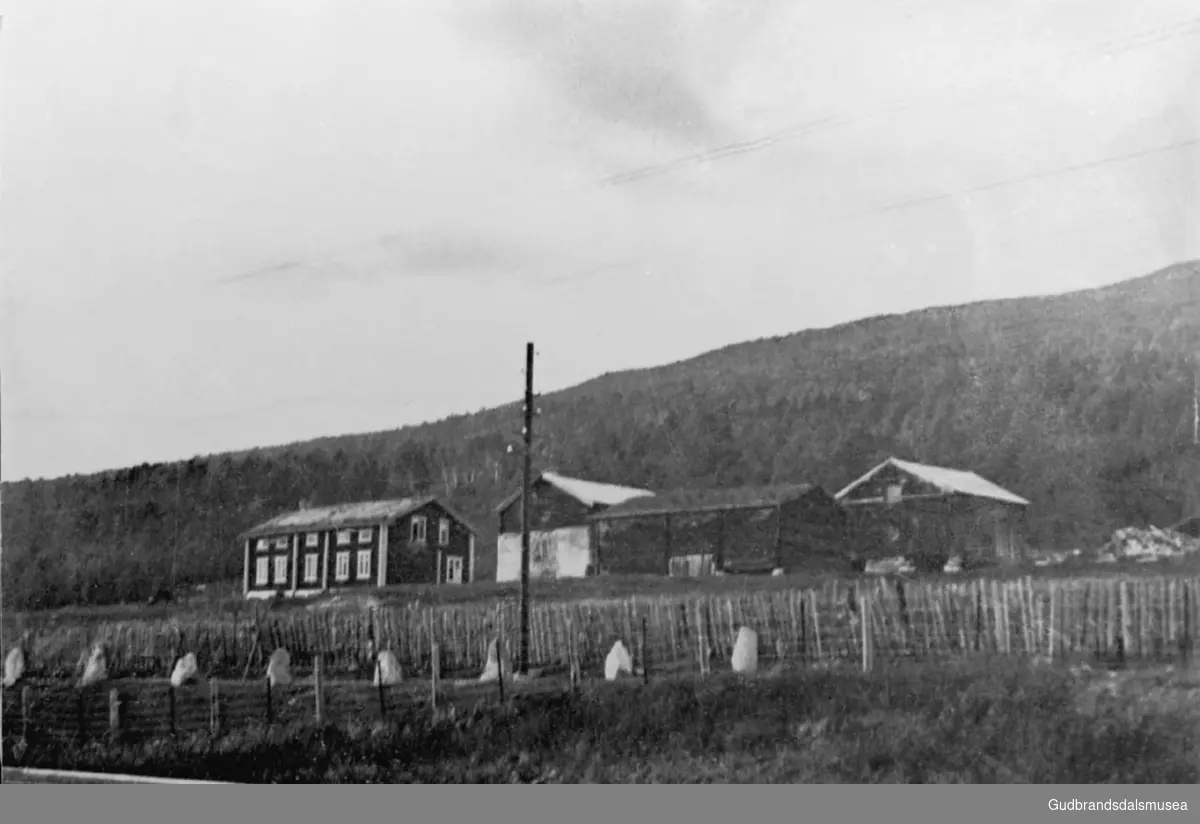 Stugu og driftsbygning i Søre Morke. Fjøset bomba og nedbrent i 1940.