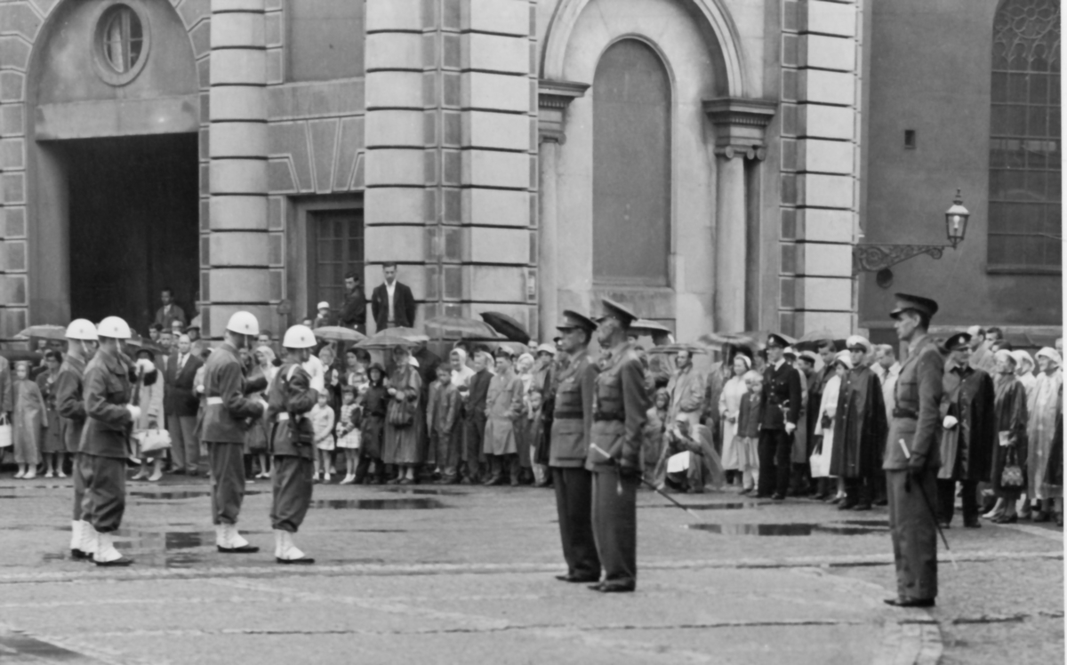 Högvakt den 13 augusti 1958

Bild 1: På- och avgående vakthavande majorer + en ytterligare officer.
Bild 2: Högvakten på Gevärsbron.