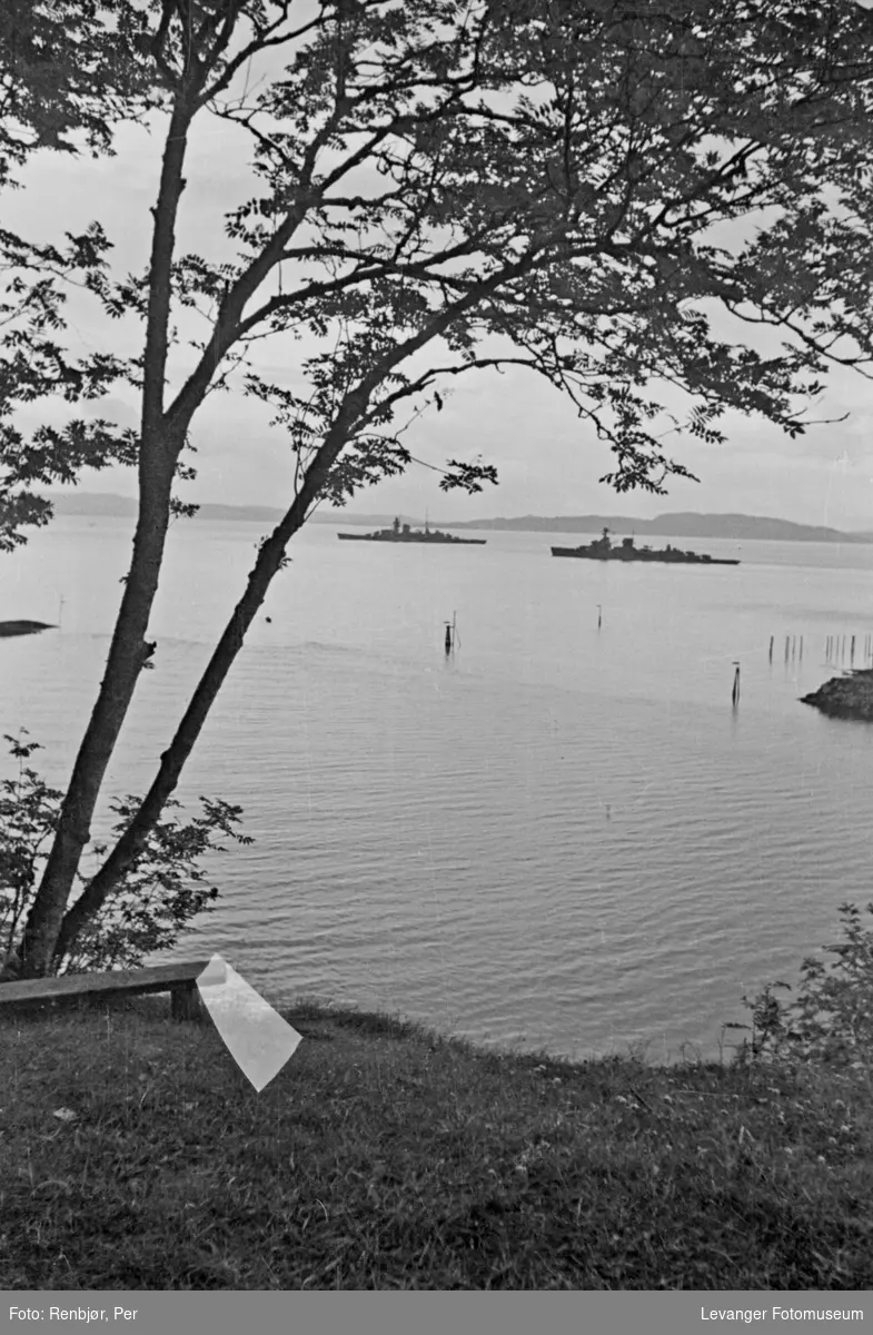 De tyske krysserne "Admiral Hipper" og "Nurnberg" mellom Staupshaugen og havnesporet, Levanger