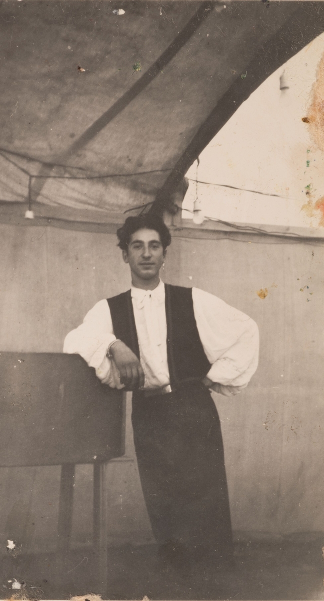 Ung romsk man står i ett tält, Sandviken 1947