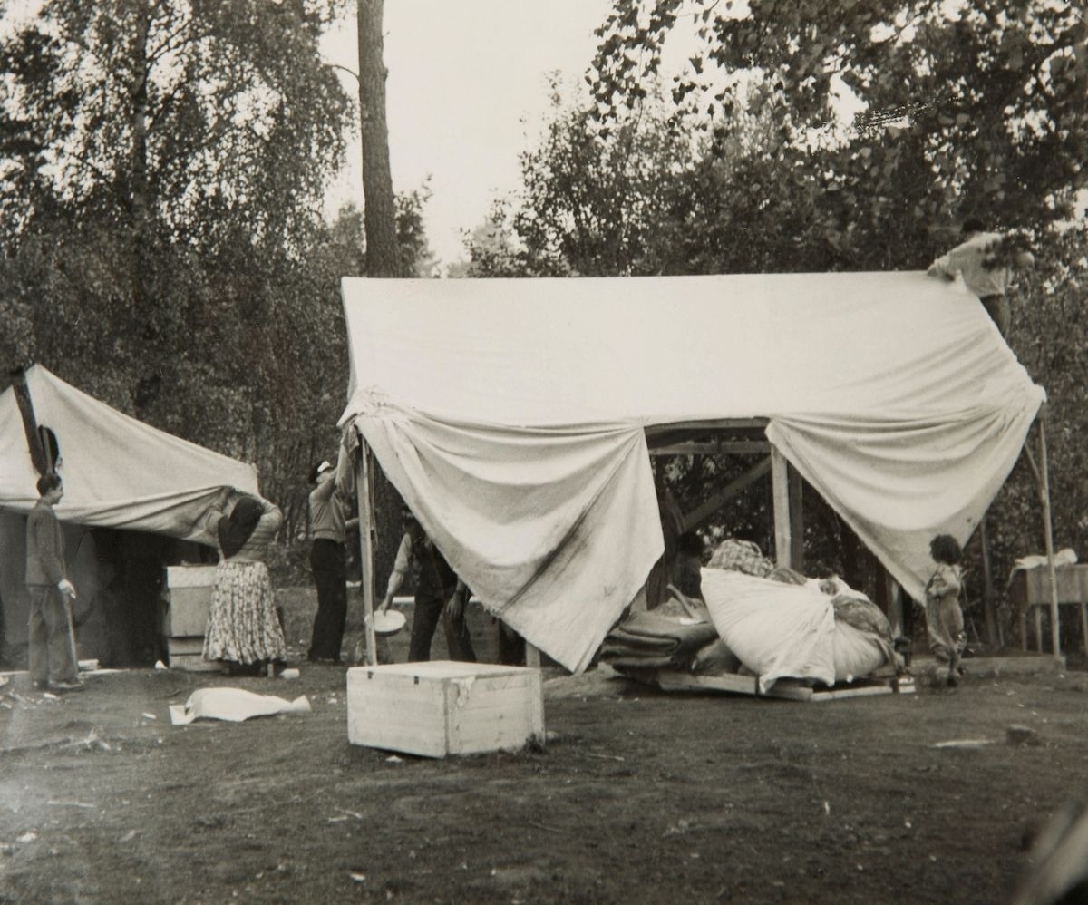 Bilden är tagen i samband med att en romsk familj tvingas flytta från sin lägerplats vid Mälarhöjdens idrottsplats i oktober 1951.