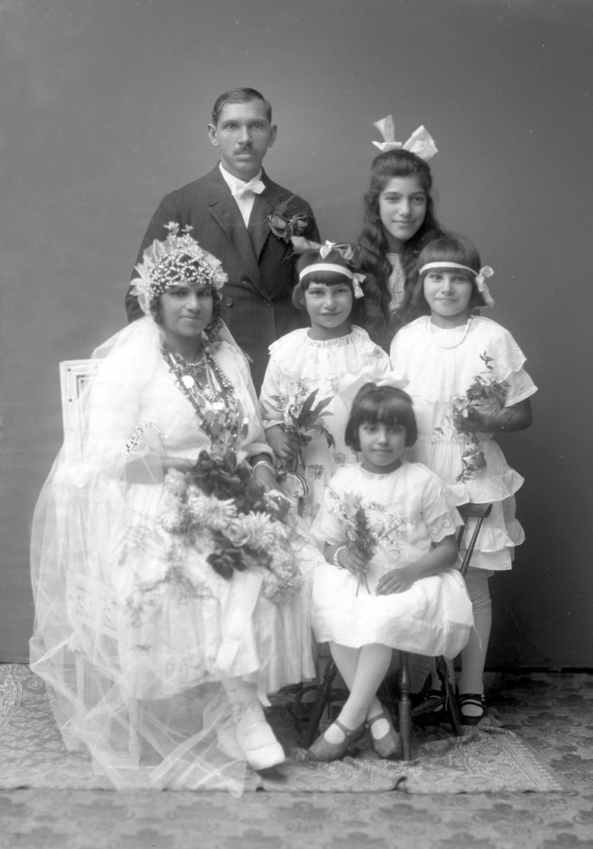 En familj poserar för fotografering i samband med ett bröllop i Alfta år 1929.