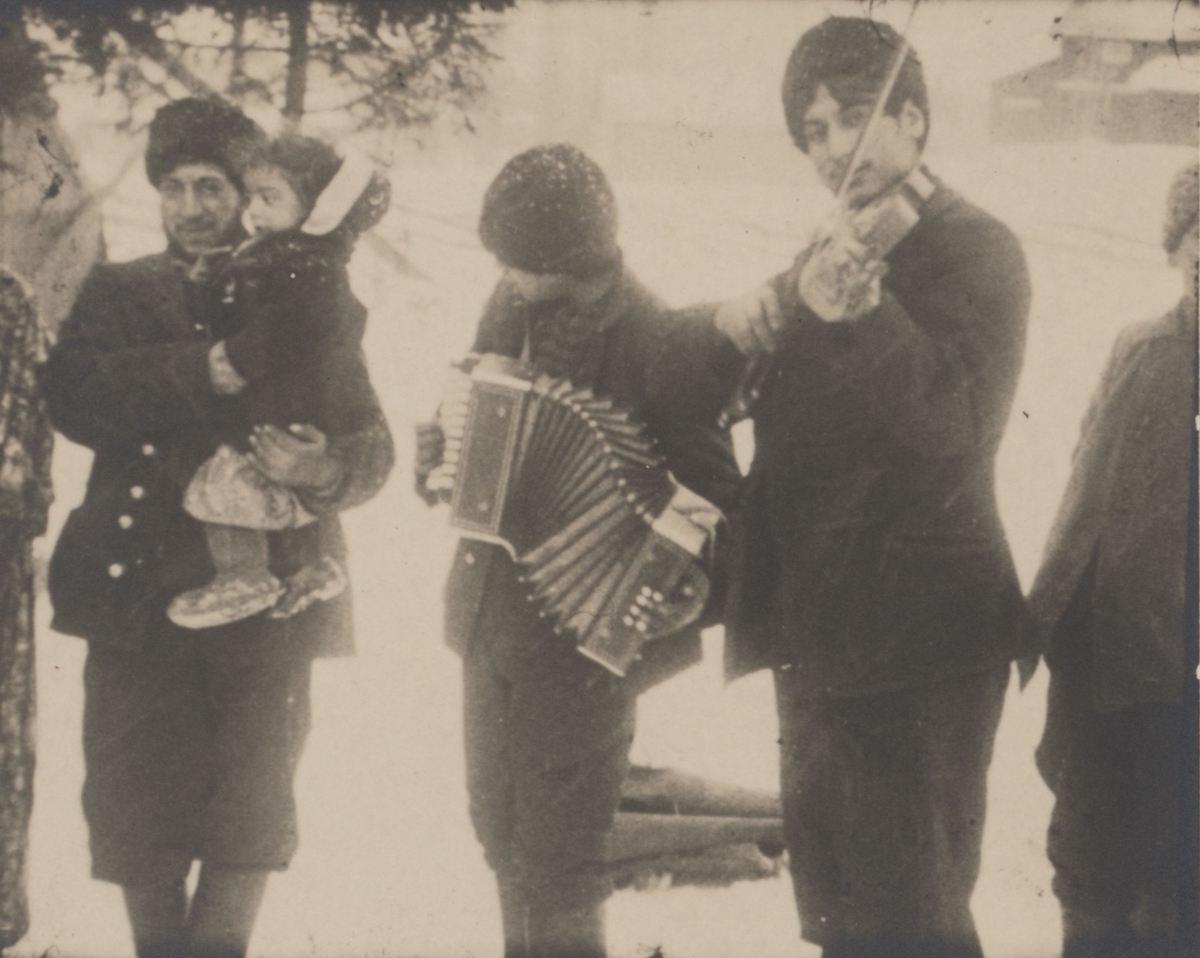 Några män spelar musik tillsammans. De tillhör den grupp romer som folkvandrar genom Europa under 1800-talets andra hälft och kommer till Sverige via Ryssland och Finland.