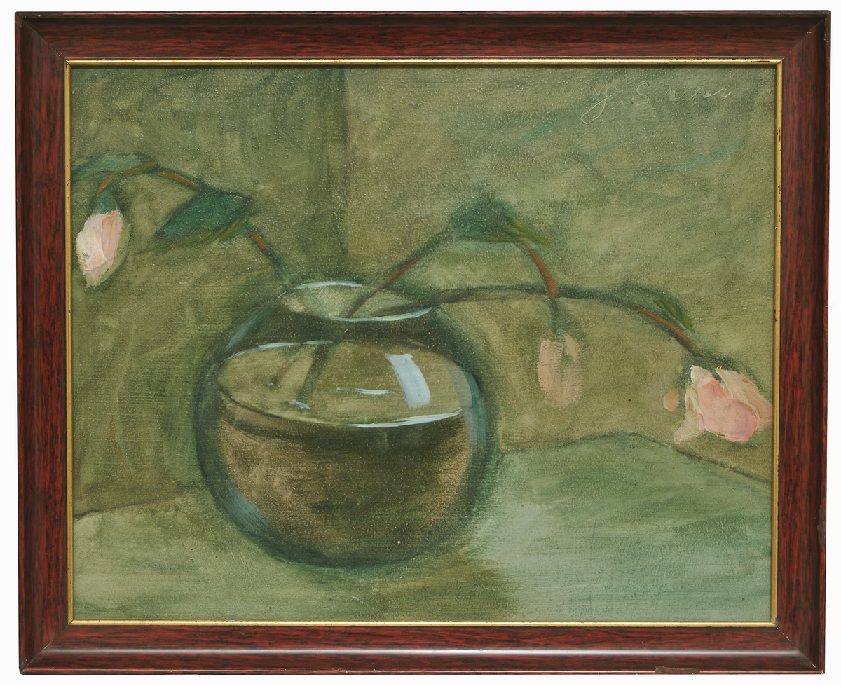 Oljemålning på pannå signerad J Suni i övre högra hörnet. Motiv: Rund glasvas med tre blommor som slokar något. Rosa blommor mot grön bakgrund. 
Inramad i brun ram med smal guldkant.