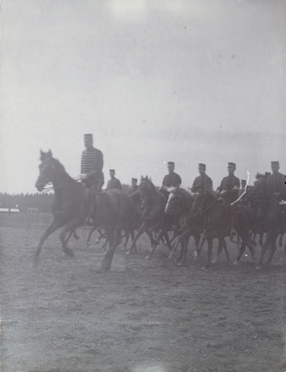 Text i fotoalbum: "Ränneslätt K 4 Kav. aspirantskola 1900". Soldater till häst.