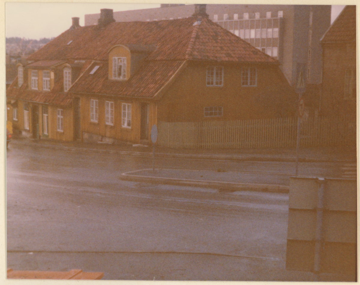 Vogts gate.
Ca. 1980.
Fotograf har stått ved Høienhaldgata.
Detaljer:	Vogts gate 48.
Historikk: Kjellerødgården. Best kjent som Pizzarelli.