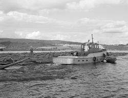Slepebåten «Rauma» i aktivitet ved et «nedlegg» - et slep me