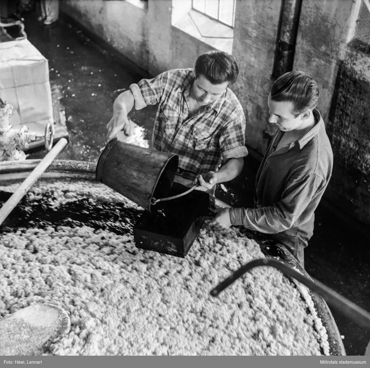Två män i arbete vid holländeri på pappersbruket Papyrus i Mölndal, 6/5 1955.