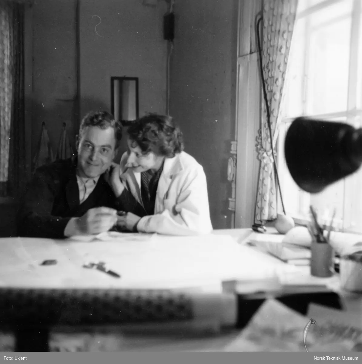 Designer Kari Sorteberg og Rolf Nordby, også ansatt på Hjula Væveri ved tegnebordet, 1951