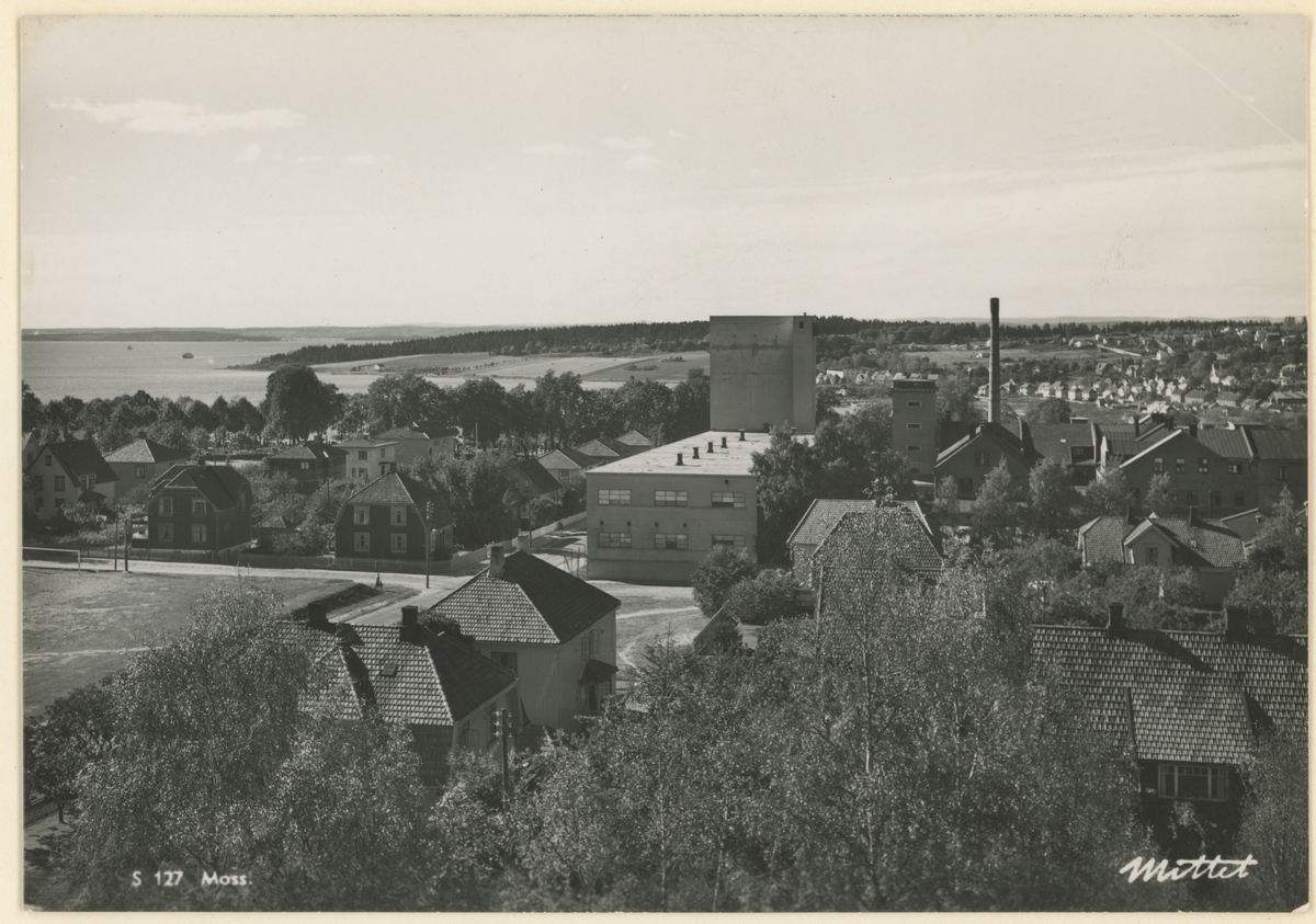 Postkort. Moss mot vest, Jeløy i bakgrunnen, tatt fra Bytårnet.
Ca. 1950.