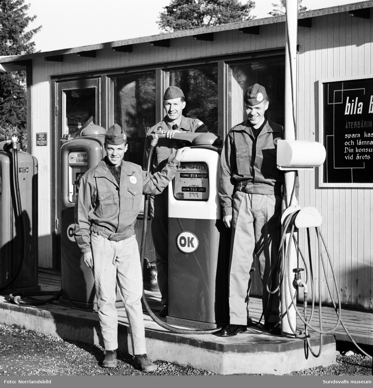 Personalen vid OK Hagavägen inför bensinstationens invigning.