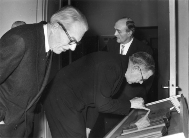 Från vänster: Envoyén Christian Günther, H. Maj:t, intendent Gunnar
Stenerudh. Plats: Receptionsrummet i den filatelistiska avdelningen.