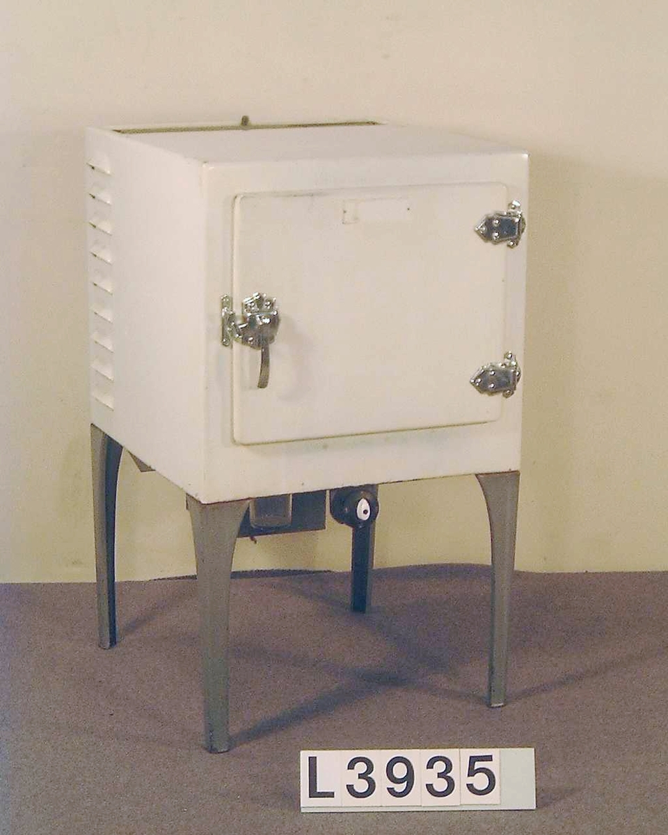 Electrolux lilla värmedrivna kylskåp på 28 liter. Kabinettet är i bengult och benen är gråmålade. Det mekansika kromade handtaget, har stängningsfunktion.