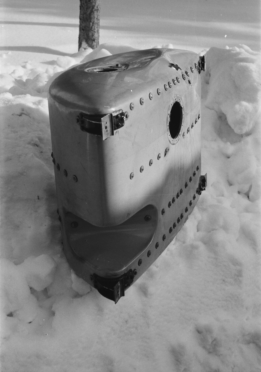 Kulhål i vingtank på Gloster Gladiator gul J, efter beskjutning i luftstrid den 7 mars 1940. Vid F 19, Svenska frivilligkåren i Finland, 1940. Serie om 3 bilder.