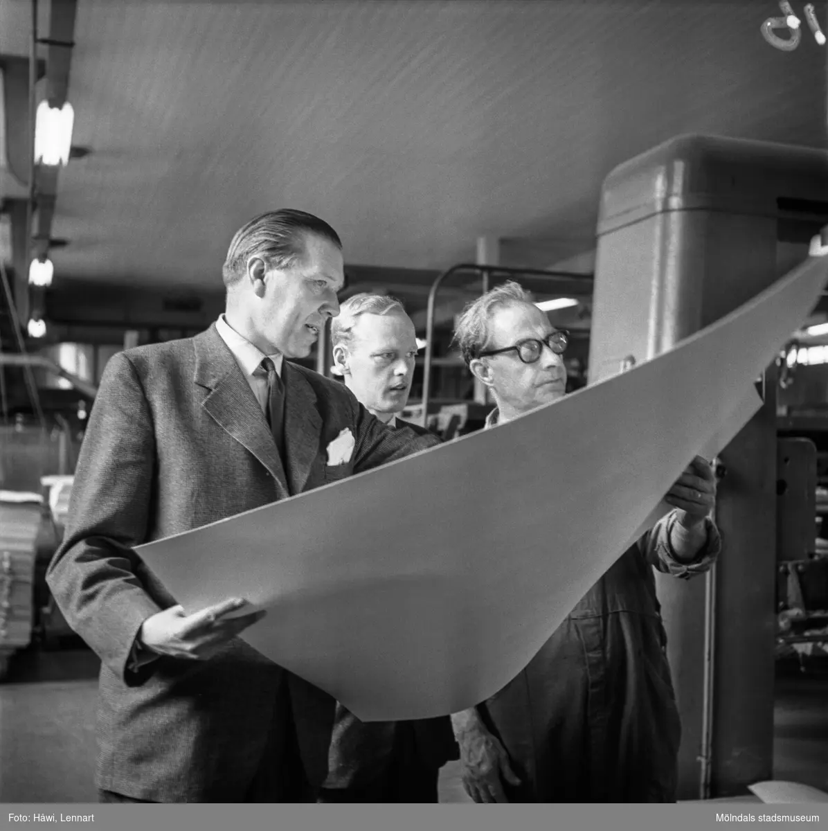 Ingenjör Gillén och ingenjör Lundquist på pappersbruket Papyrus i Mölndal, 13/5 1955.