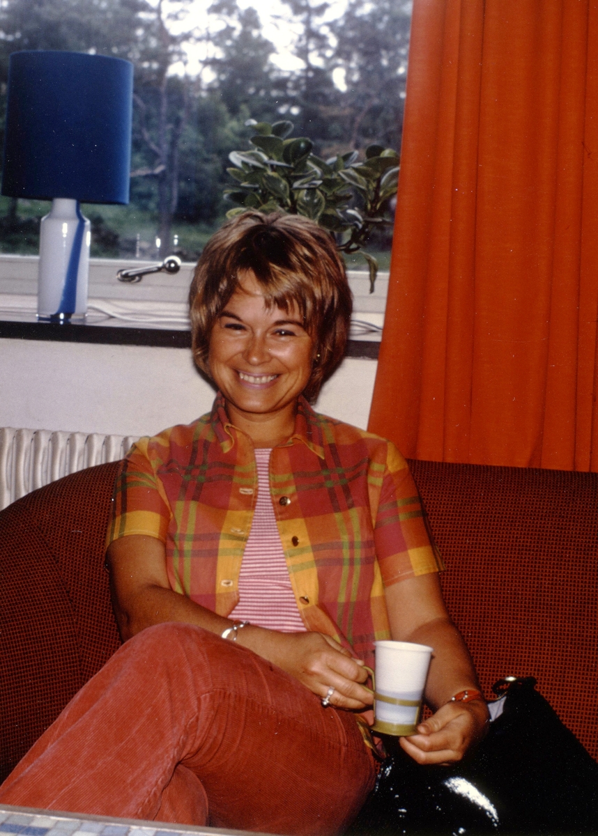 Stina Löfgren sitter i Brattåsskolans lärarrum cirka 1970. Hon arbetade som lärare.