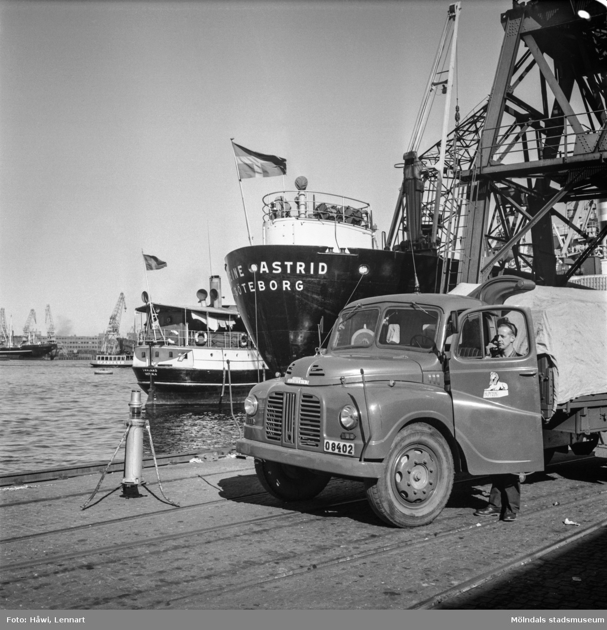 Kommunikationsradio i en av pappersbruket Papyrus lastbilar. Göteborgs hamn, 12/9 1956.