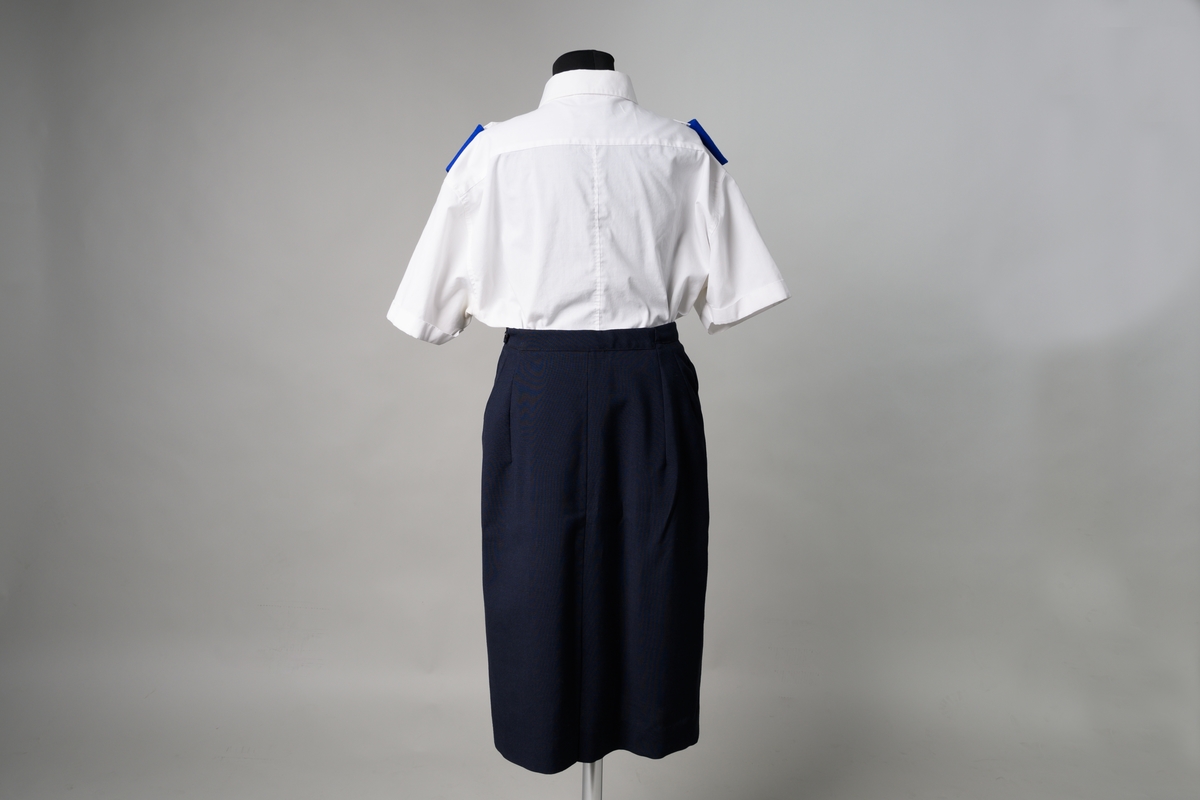 Uniform för kvinnlig soldat i Frälsningsarmén.

JM.56618:1 Kavaj, blå
JM.56618:2 Kjol, blå
JM.56618:3 Skjorta, vit (ej original till uniformen)
JM.56618:4. Klaffar, blåa, märkta ”F” till blusen/skjortan, 2 st ingick i sommaruniformen som bestod av blus och kjol, ej kavaj.
JM.56618:5 Brosch, ”F”, sytt på blått tyg, till rockslagen, 2 st.
JM.56618:6 Brosch, ”The Salvation Amy” (sattes fast över den översta knappen på blusen).