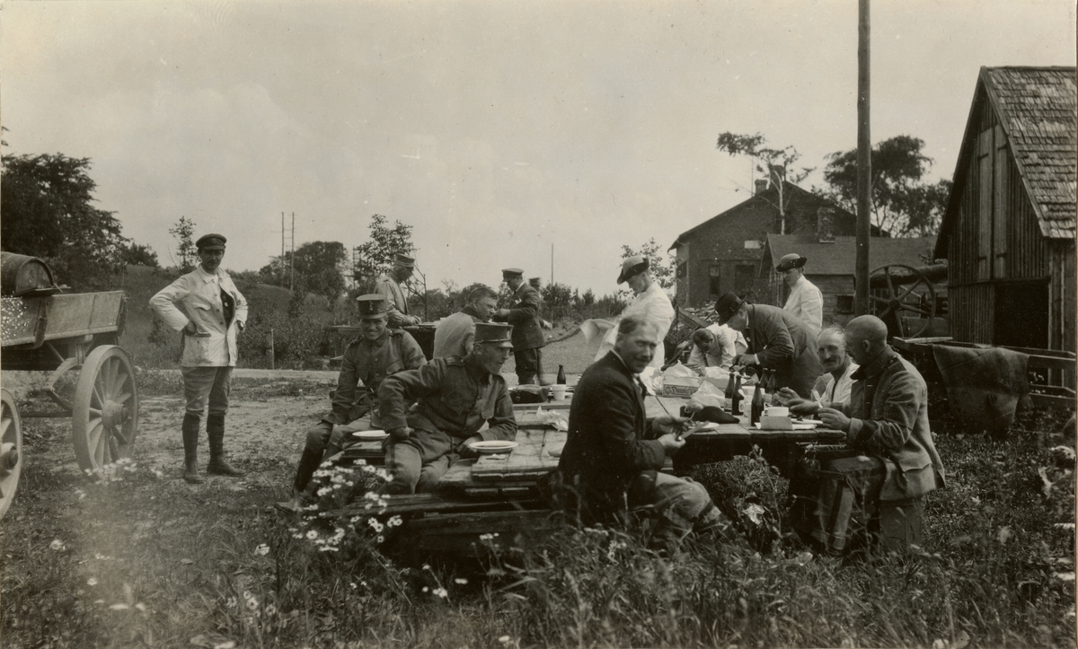 Text i fotoalbum: "Landstormstävlingarna i Ystad 27. juli 1924".