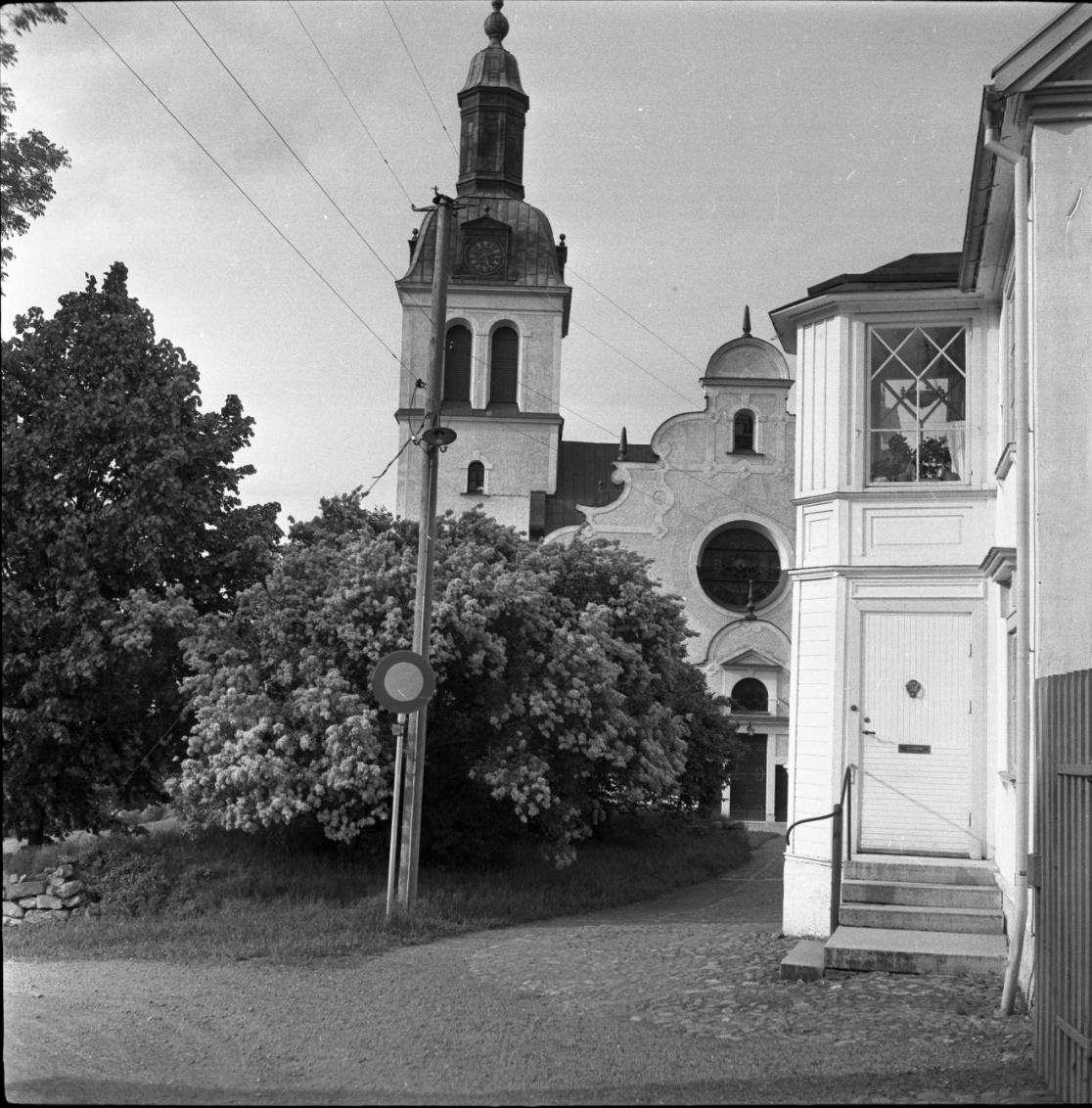 Gränna kyrka och farstun till så kallade Eckerbergska fastigheten från söder.