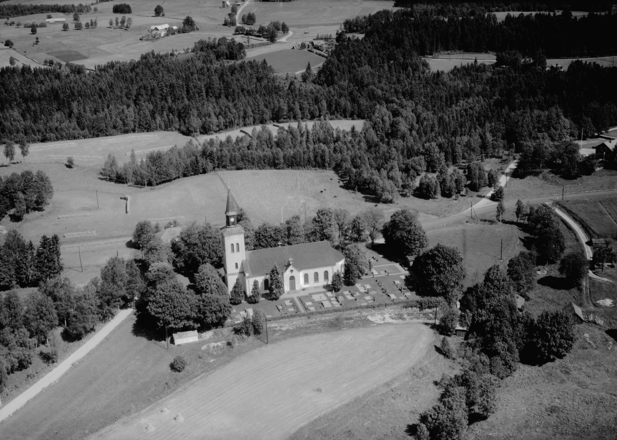 Flygfoto över Båraryds kyrka i Gislaveds kommun i Jönköpings län. 1250/1964