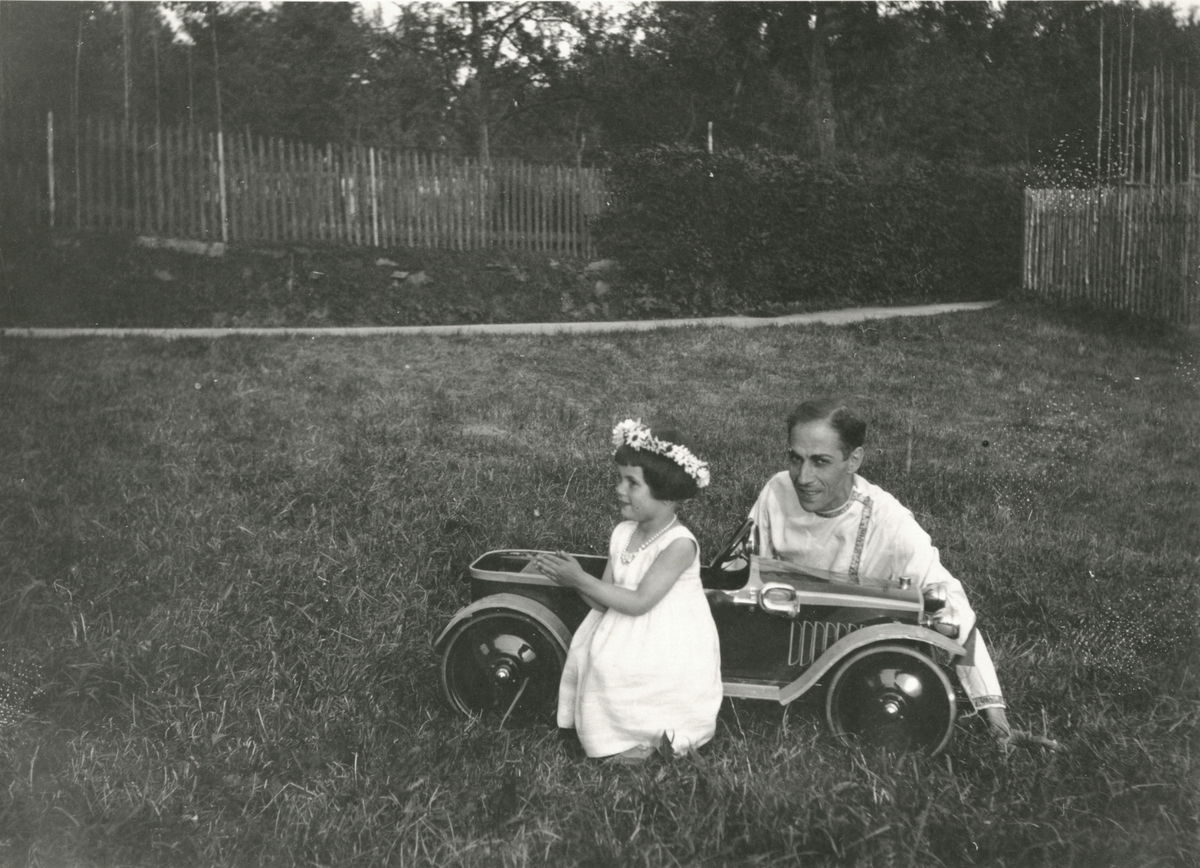 Nikolaj Michailovich Rostin fotografert i Frankfurt omkring 1930, sammen med datteren Sonia.
Påskrevet på baksiden: 08. juni 19??. (vanskelig å tyde)