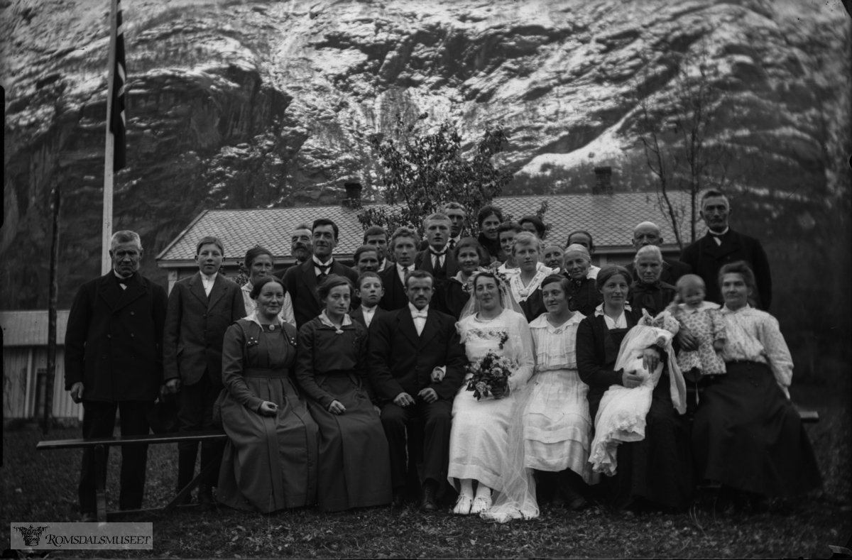87. Bryllup på Venge. 10.10.1919. Elida Remmem og Harald Venge. Martha Gimnes ble døpt samtidig.
