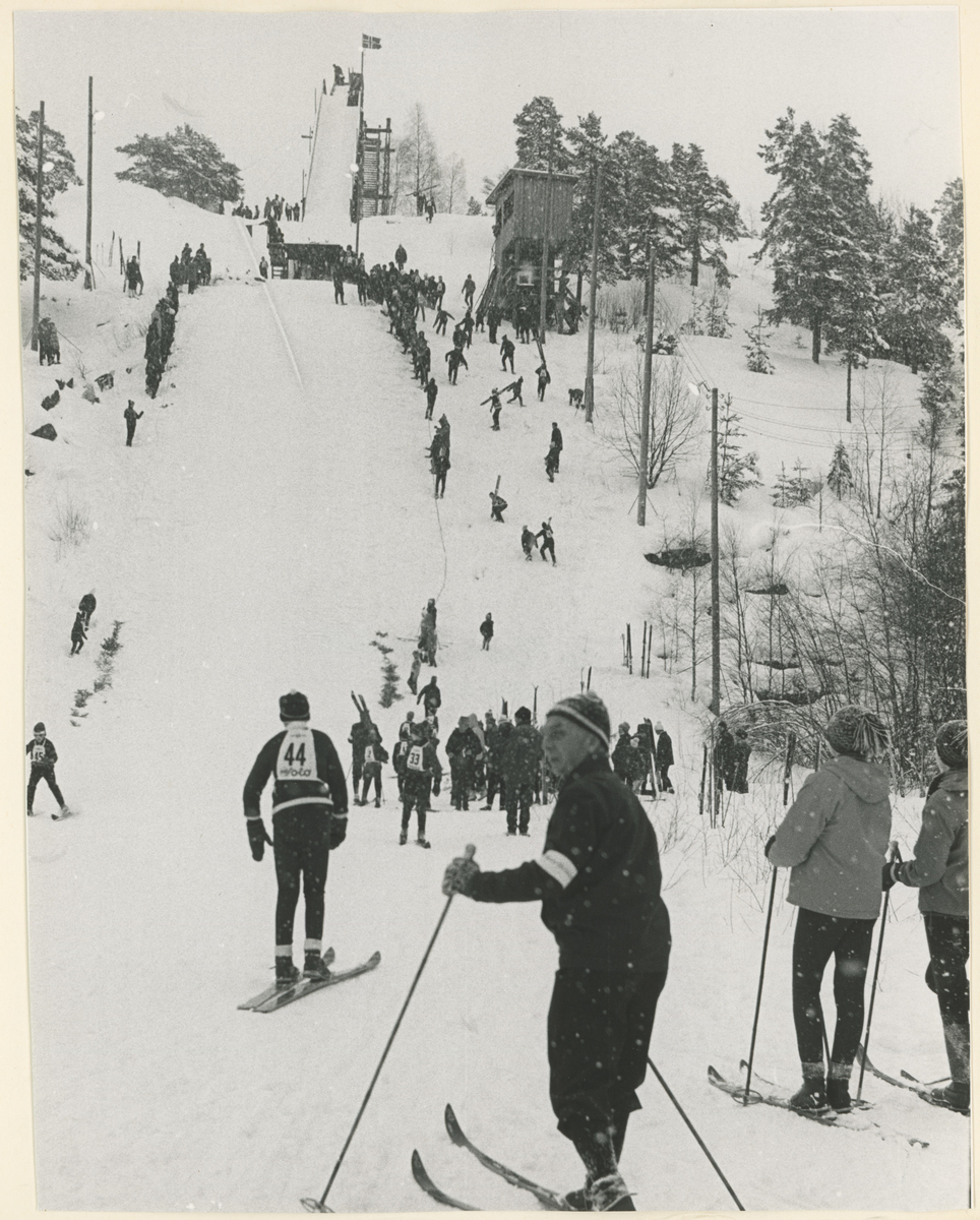 Hopprenn i Mossebakken, Mosseskogen, ca. 1950.
I forgrunnen: en av Moss Skiklubbs veteraner, Ivar H. Johansen.