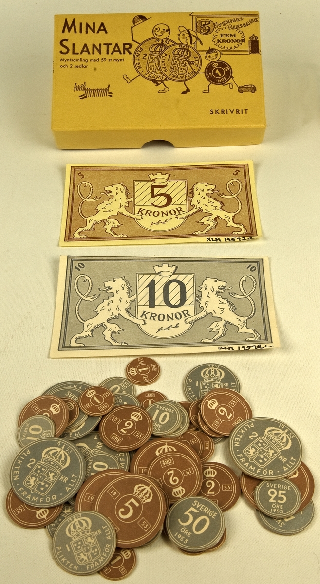 Acc.kat: "MINA SLANTAR"
a) Ask, pappkartong överklädd med gult papper. L: 11,8 H: 2,1 B: 7,4
b) Lock, pappkartong överklädd med gult papper med brunt tryck bl.a "MINA SLANTAR myntsamling med 59 st mynt och 2 sedlar".
L: 12,2 H: 2,1 B: 8