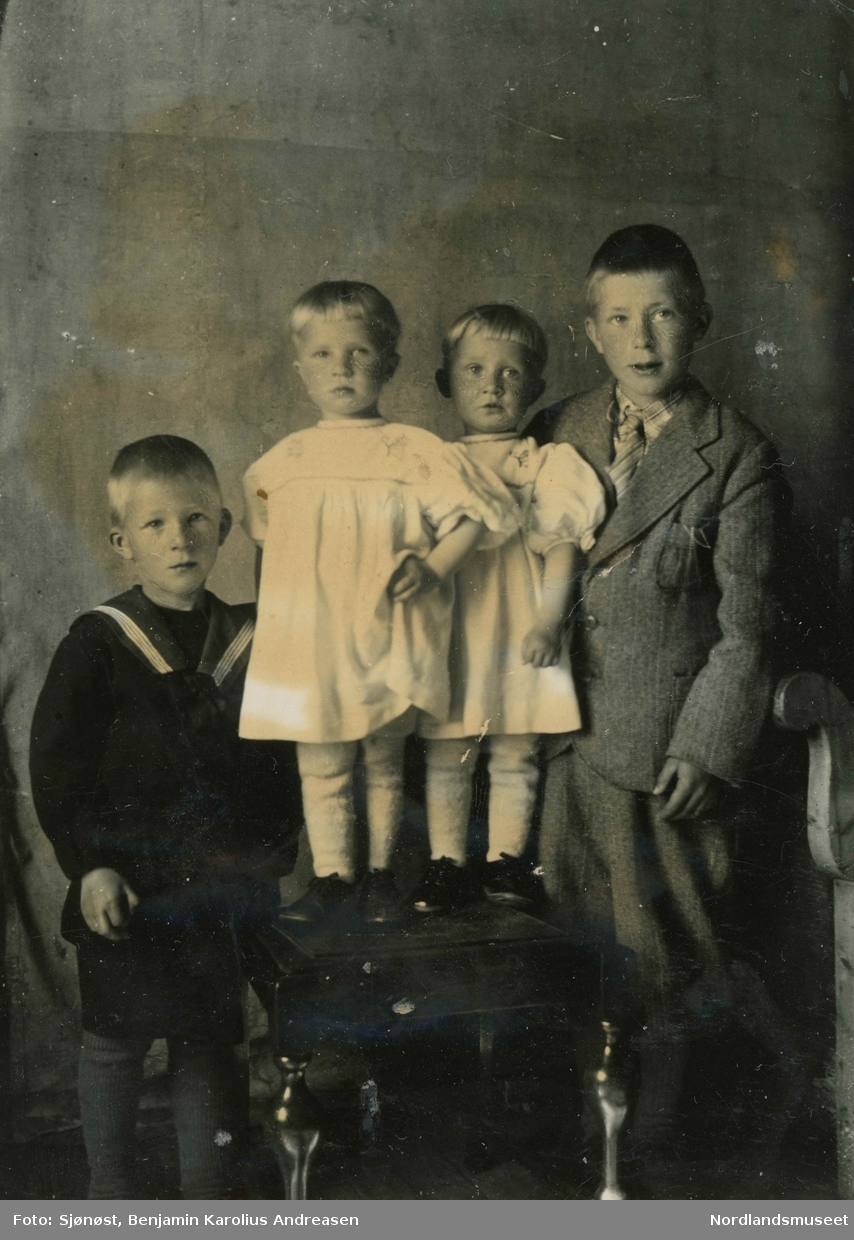 Portrett av fire søsken.  Oddvar, Frid, Anny og Arne Strand fra Mortenstrand.