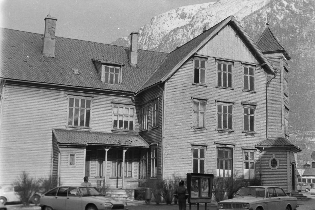 Sørvestenden av det gamle rådhuset/Hotel Hardanger med Odda sparebank sin inngang ut mot Tyssedalsvegen. 