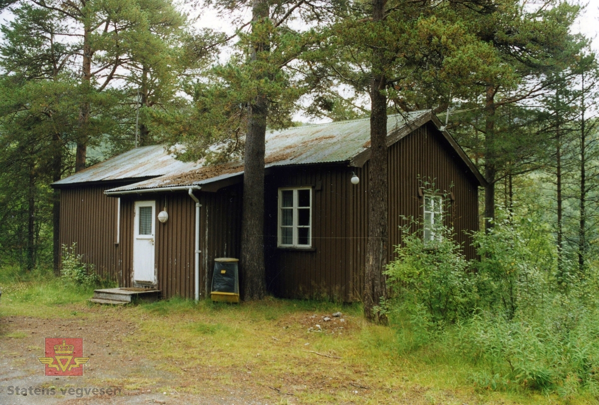 Velferdsbolig Høgda. Bilde 1 og 2 viser før og etter restaurering av boligen. Følg pilen til til høyre. 
Opprinnelig hytte fra 1930 tallet, komandantbolig 1942-1945, velferdshus fra 1970.
