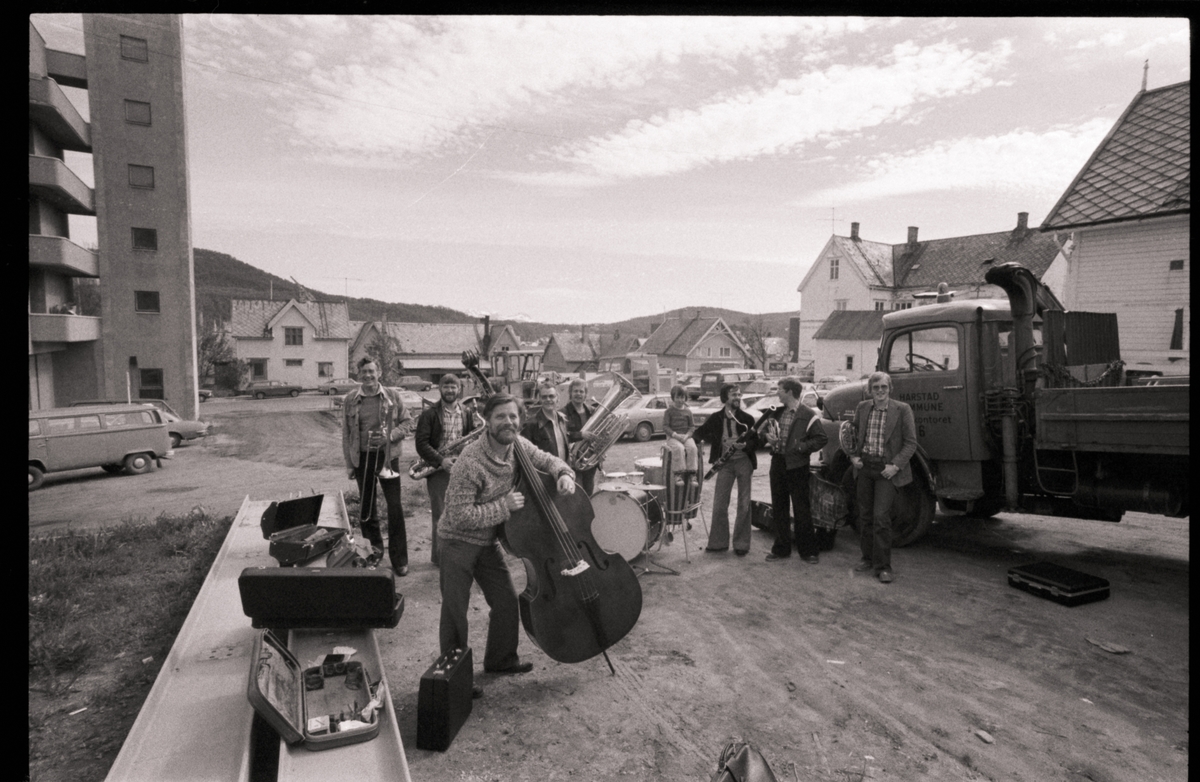 Divisjonsmusikere med instrumenter, fotografert på plassen sør for ...