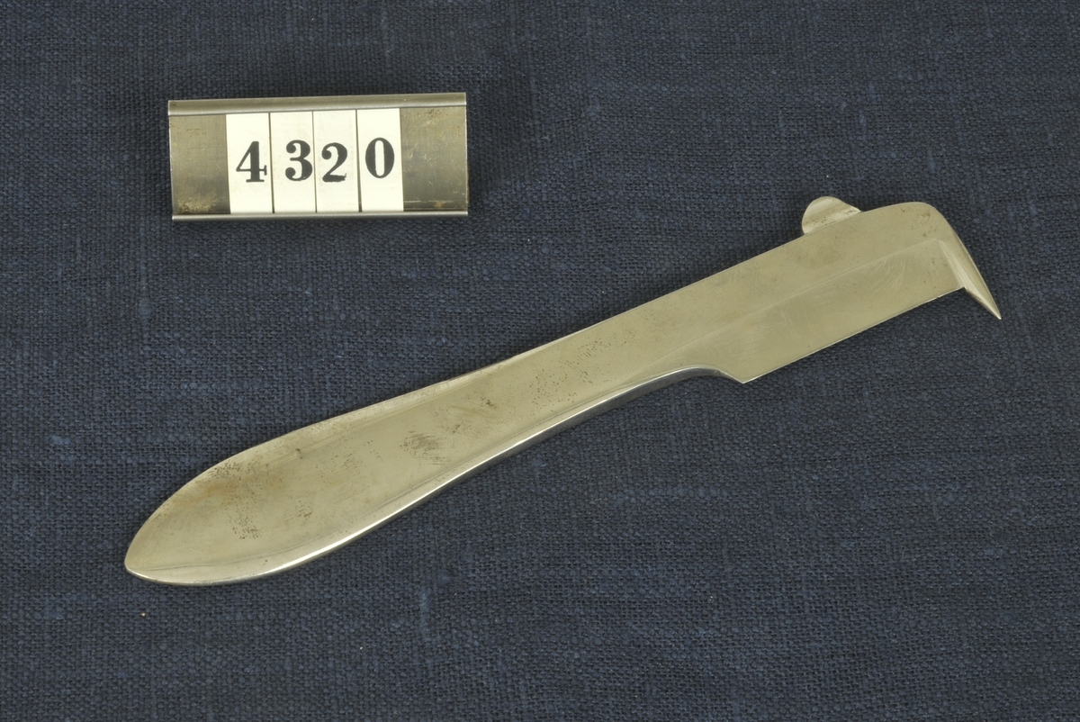 Kirurgiskt instrument, kniv, från 1900-talets första del. Har använts vid militära sjukhus.
