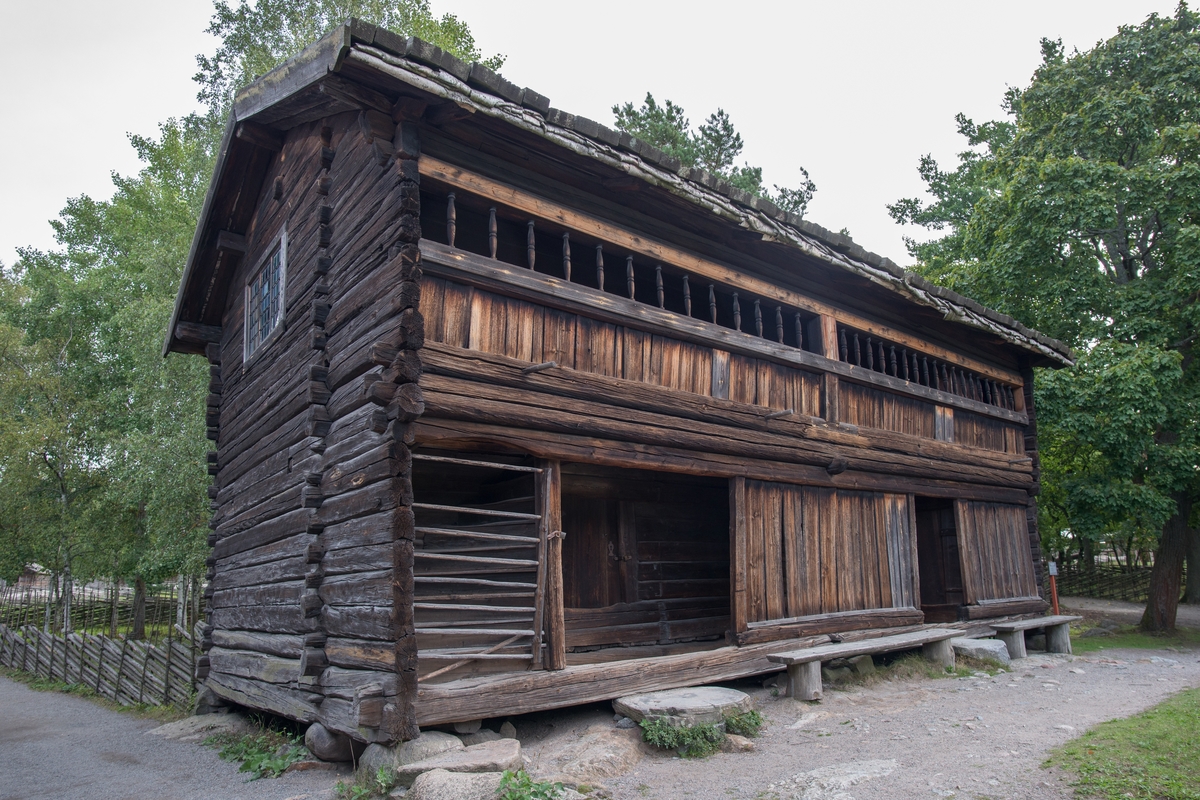 Kaplansloftet på Skansen är en timrad loftbod i två våningar med svalgångar på båda våningarna. Taket är ett sadeltak. Tätskiktet är av näver, som hålls på plats av takved som knäppts över nock. 

Kaplansloftet är uppfört under 1600-talet, ursprungligen vid prästgården i Nås socken, men har därefter flyttats vid flera tillfällen under århundradenas gång. Byggnaden stod på en gård i Överborgs by i Nås socken fram till 1919 då den flyttades till Skansen.